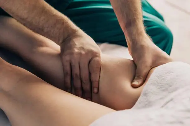 Drainage lymphatique avec ventouses sur le dos